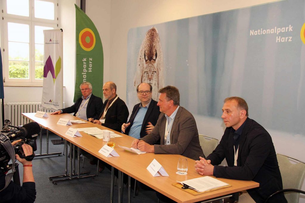 Bei der Pressekonferenz im Rahmen der der internationalen Tagung „Quo Vadis Lynx?“ (von links): Dr. Urs Breitenmoser (IUCN Cat Specialist Group), Ernst-Dieter Meinecke (stellv. Präsident Landesjägerschaft Niedersachsen), Umweltminister Christian Meyer, Dr. Roland Pietsch (Leiter Nationalpark Harz) und Ole Anders (Koordinator Harzer Luchsprojekt, Nationalpark Harz). Foto: Ingrid Nörenberg