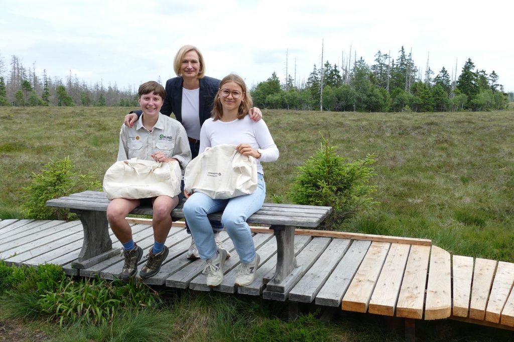 Sylvia Koch mit Nele Frenssen (links) und Paula Kamp am Torfhausmoor. Foto: Martin Baumgartner;
