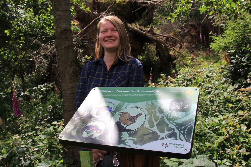 Grafikdesignerin Riccarda Leporin hat den Informationstafeln entlang des Wildnispfades eine ganz individuelle grafische Handschrift gegeben, die sonst nirgendwo im Nationalpark zu finden ist. Foto: Mandy Gebara