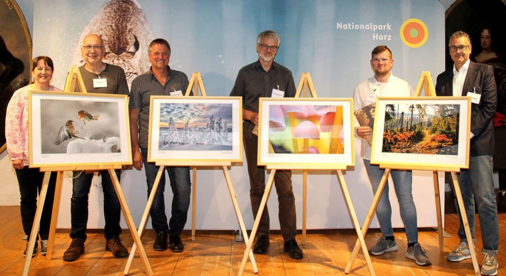 Preisverleihung beim Fotowettbewerb HarzNATUR 2023 (v.l.n.r. Juliane Schuster (SylverLynx Media GmbH), Jörg Stemmler (Preisträger der Kategorie A), Dr. Roland Pietsch (Nationalpark Harz), Timm Hasselmeyer Gesamtsieger und Preisträger der Kategorie C), Oliver Kox (Preisträger der Kategorie D), Andreas Wulf (Jungfer Verlag und Druckerei GmbH) (Foto: Ingrid Nörenberg)