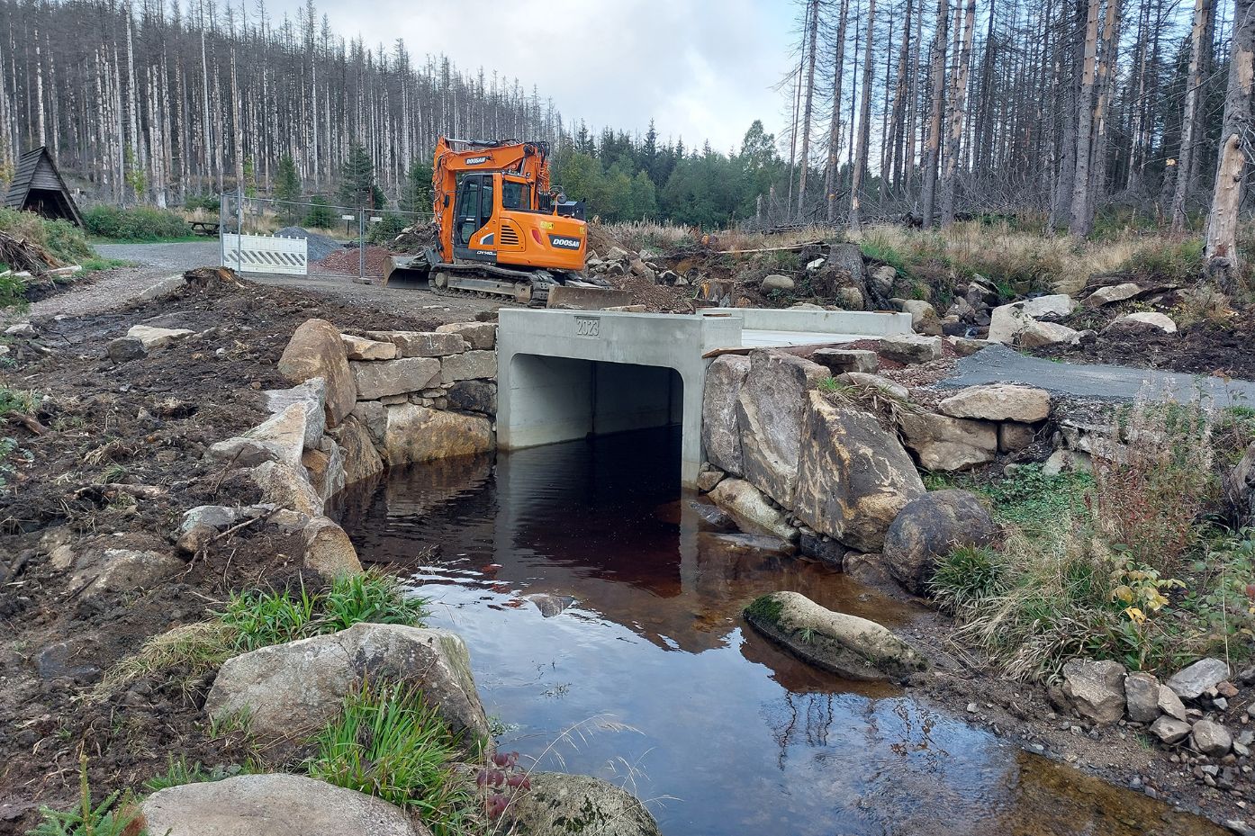 Im Bereich der „Schierker Spinne“ hat die Nationalparkverwaltung zwei inzwischen marode Brücken erneuert, damit auch dieser wichtige Weg durch Einsatzfahrzeuge weiterhin befahrbar ist. Allein für den Wege- und Brückenbau im Zusammenhang mit Einsatzwegen hat die Nationalparkverwaltung in diesem Haushaltsjahr rund 427.000 Euro aufgewendet. Foto: Kai Bauer, Nationalpark Harz