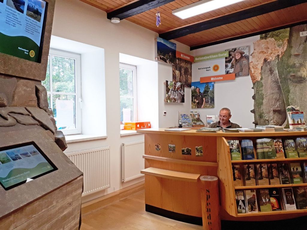 Am Infopoint können Besucher*innen sich über spannende Wandertouren und interessante Ziele im Nationalpark informieren. Foto: Mandy Gebara