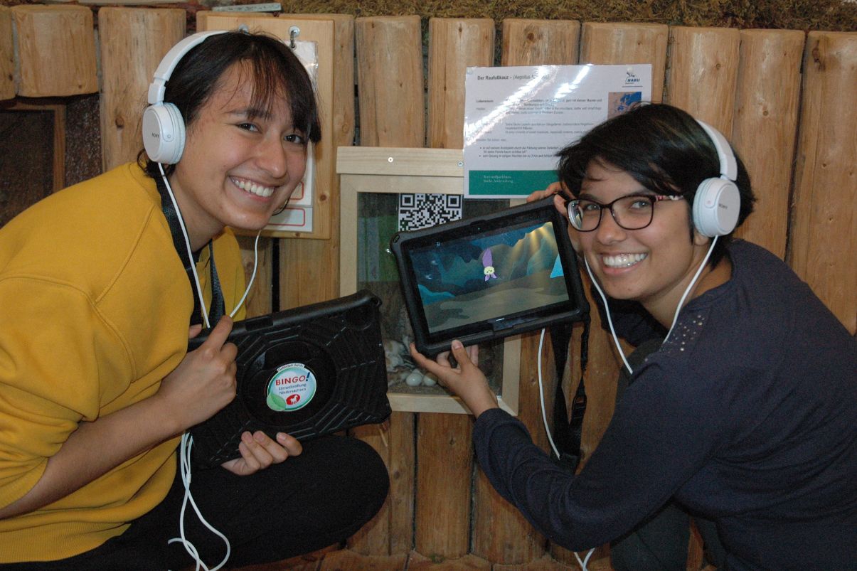 Im Rahmen ihres Freiwilligen Ökologischen Jahres (FÖJ) haben Esther Siebert (links) und Mara Kunzenmann im Jahr 2021 ein besonderes Projekt geplant und erfolgreich zum Abschluss gebracht: Kinder und Familien können nun mit einem neuen Audio-Guide auf eine spannende Zeitreise durch die Ausstellung im Nationalparkhaus Sankt Andreasberg starten. Foto: Thomas Appel