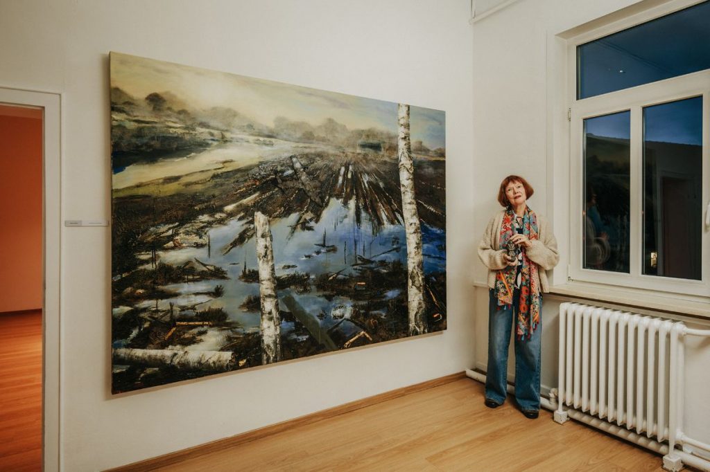 Den Andreas-Kunstpreis 2023 erhielt die Malerin Viktoria Diehn aus Worpswede für ihr Mixed-Media-Gemälde „Norddeutsche Naturlandschaft". Foto: Tobias Brabanski